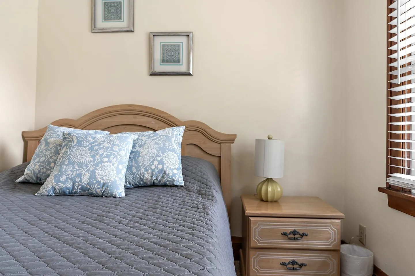 Third bedroom with a single bed and blue pillows